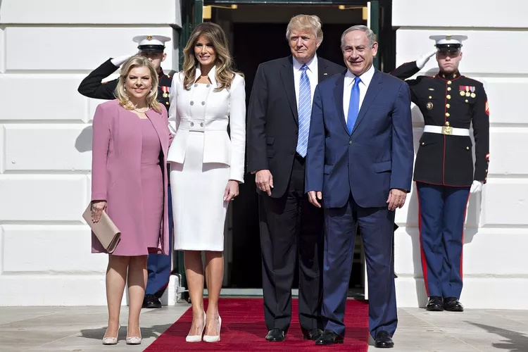 Donald Trump, Melania Trump, และ Benjamin Netanyahu ในการพบปะที่ทำเนียบขาว